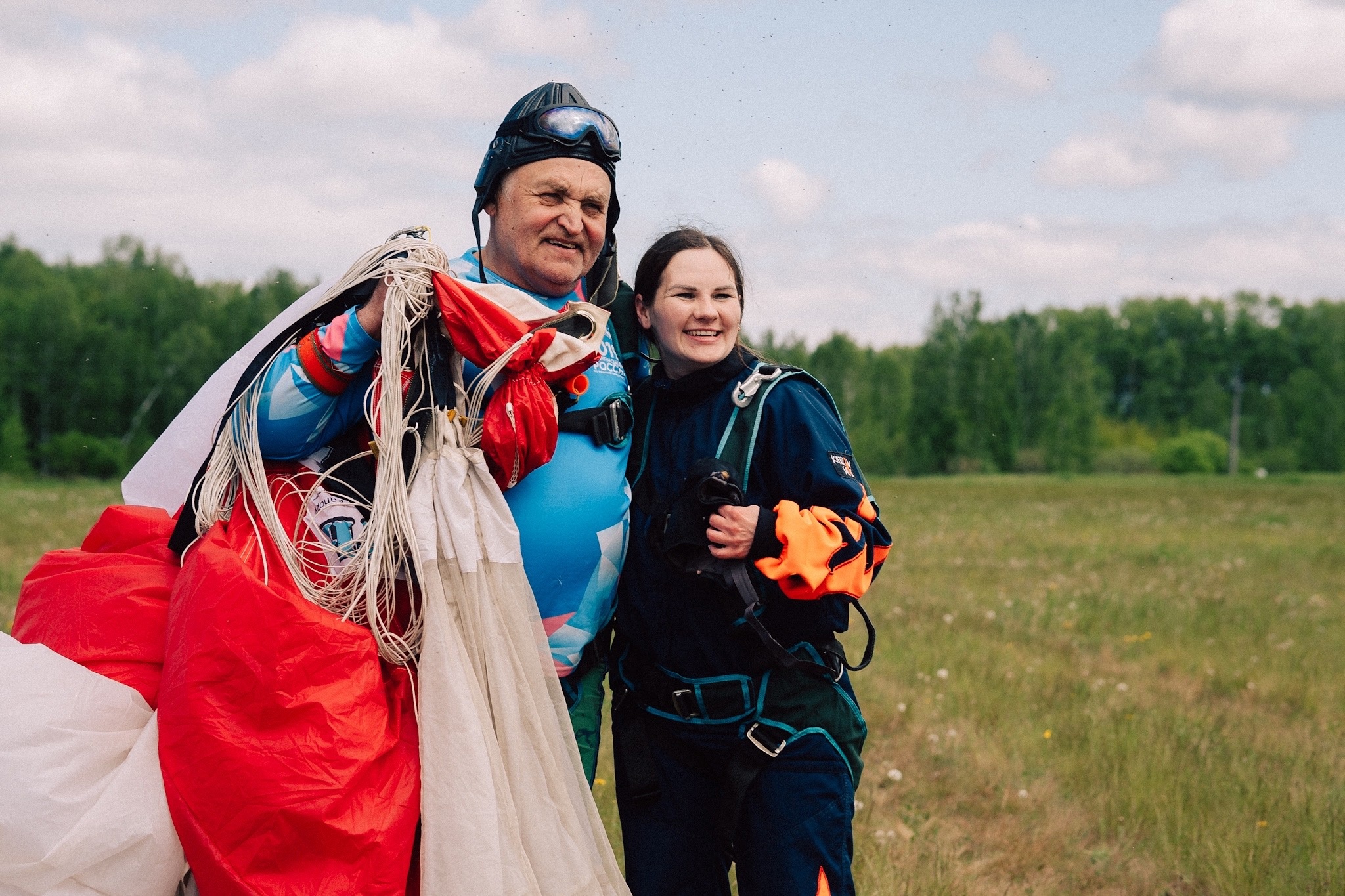 «501, 502, 503, купол!»: молодежь Сургутского района осваивала прыжки с парашютом